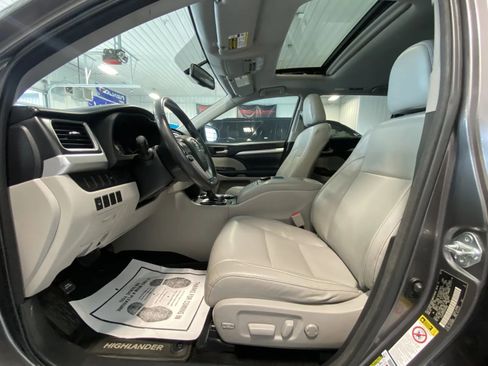 Used 2014 Toyota Highlander XLE image 10