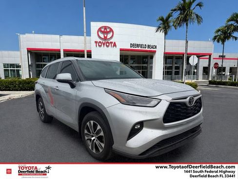Used 2024 Toyota Highlander XLE FWD image 1