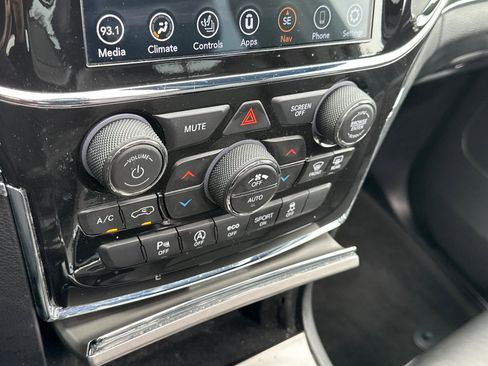 Used 2022 Jeep Grand Cherokee Limited w/ Trailer Tow Group IV image 29