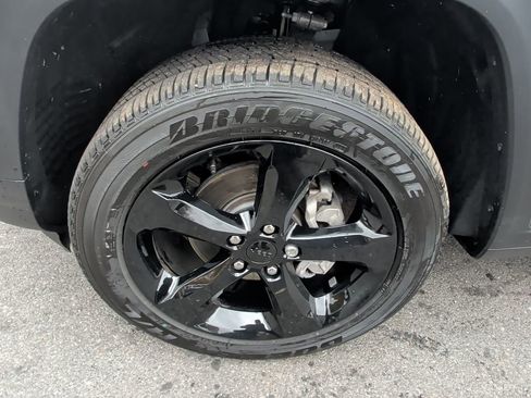 Certified 2025 Jeep Grand Cherokee Altitude image 9