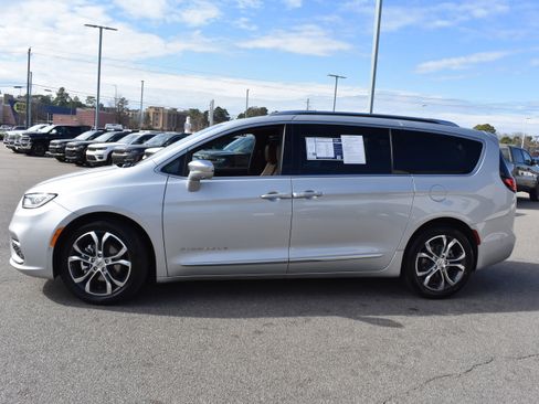 Used 2024 Chrysler Pacifica Pinnacle image 6