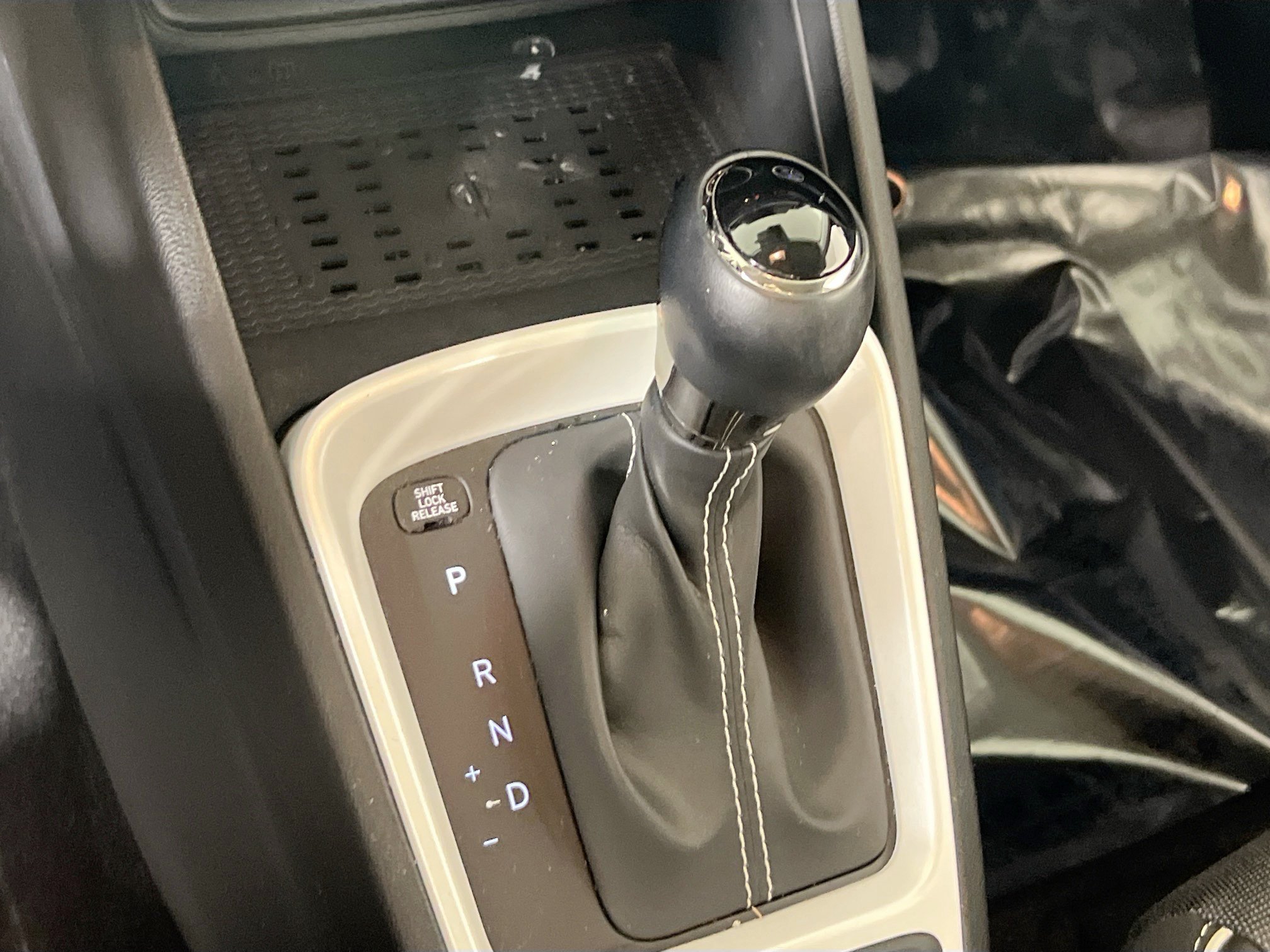 Used 2023 Hyundai Venue Limited FWD image 16