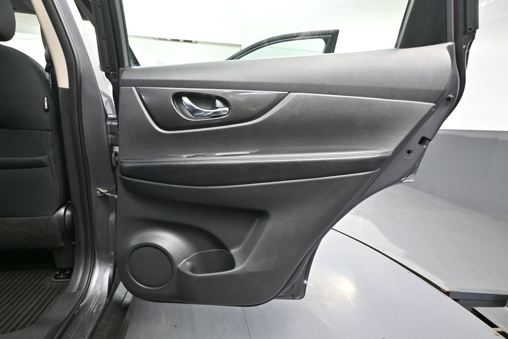 Used 2017 Nissan Rogue S FWD image 30