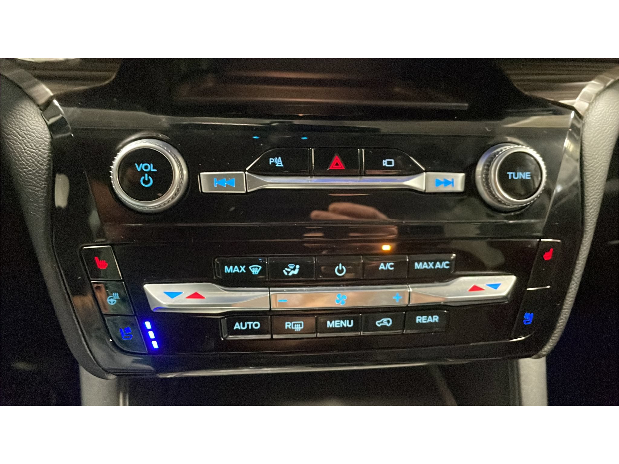 Used 2023 Ford Explorer Limited w/ Equipment Group 301A AWD/4WD image 14