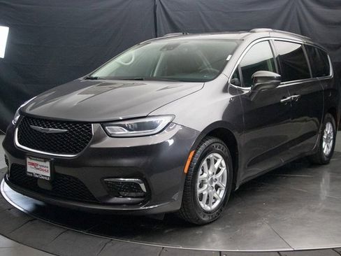 Used 2022 Chrysler Pacifica Touring-L image 6