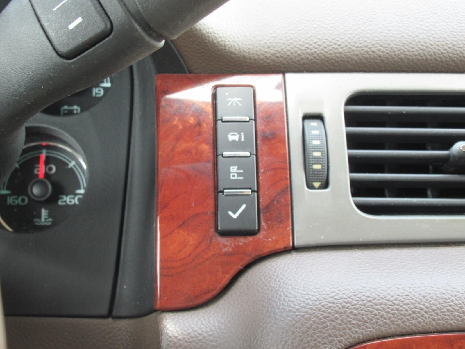 Used 2011 Chevrolet Suburban LT RWD image 26