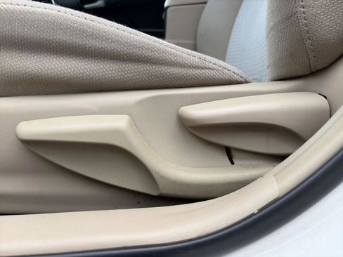 Used 2012 Toyota Camry L image 13