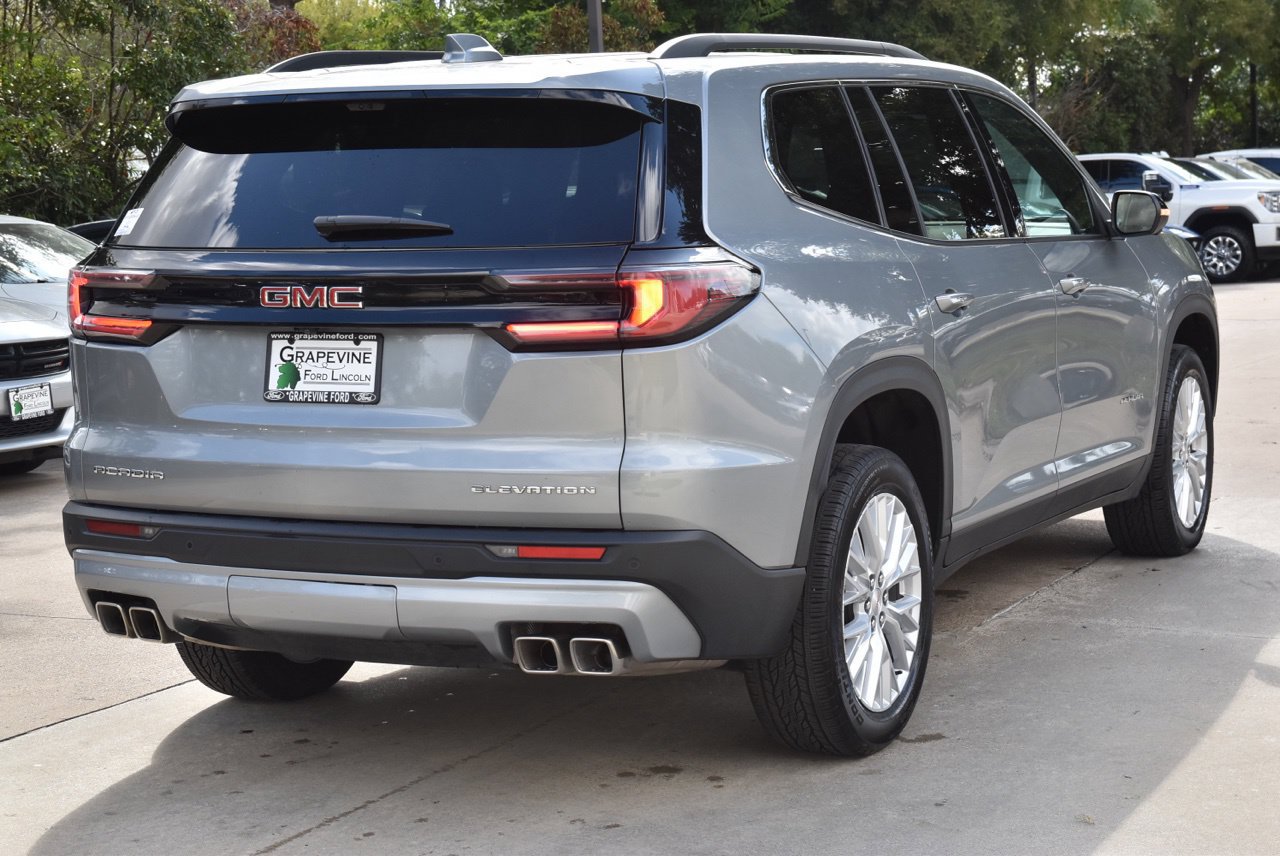 Used 2026 GMC Acadia Elevation w/ Elevation Premium Package FWD image 8