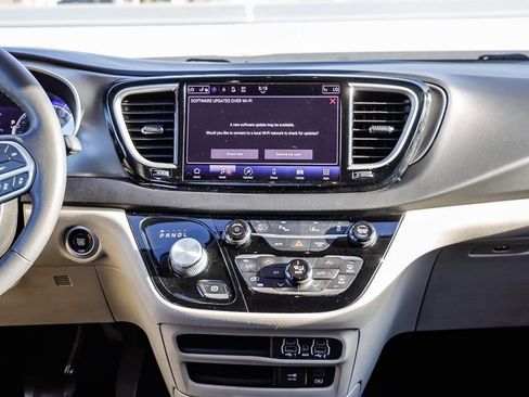 Used 2022 Chrysler Pacifica Touring-L FWD image 16