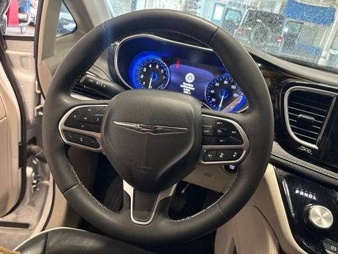 Used 2024 Chrysler Pacifica Limited FWD image 15