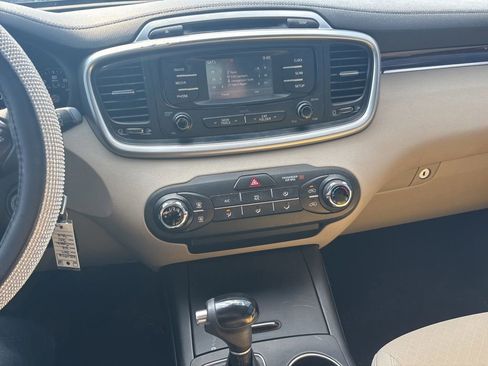 Used 2017 Kia Sorento AWD image 10