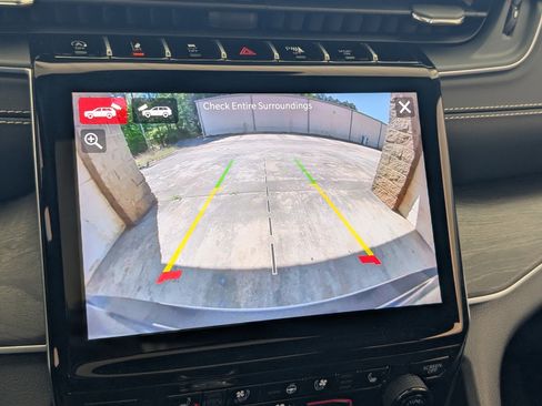 Used 2024 Jeep Grand Cherokee Limited w/ Luxury Tech Group II image 29