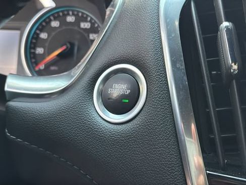 Used 2022 Chevrolet Traverse LT FWD image 28
