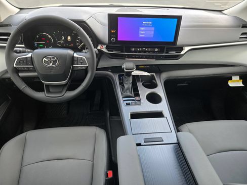 Used 2026 Toyota Sienna XLE FWD image 14