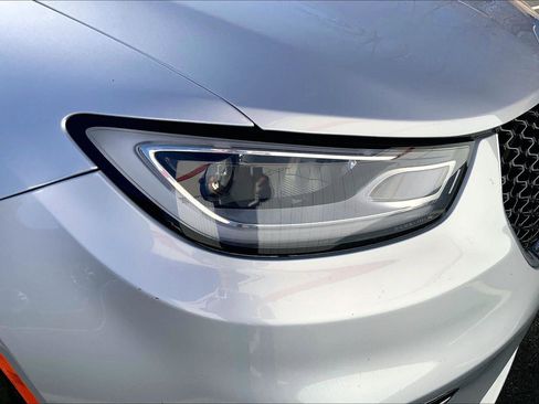 Used 2023 Chrysler Pacifica Touring-L image 26
