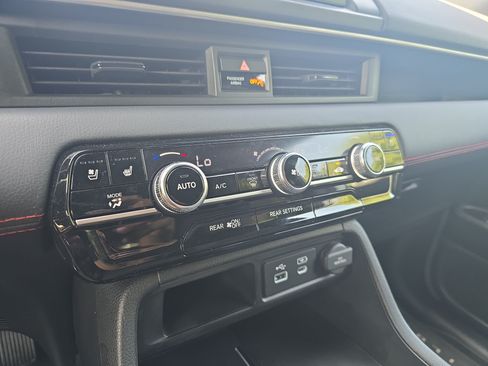 Used 2025 Honda Pilot Black Edition image 25