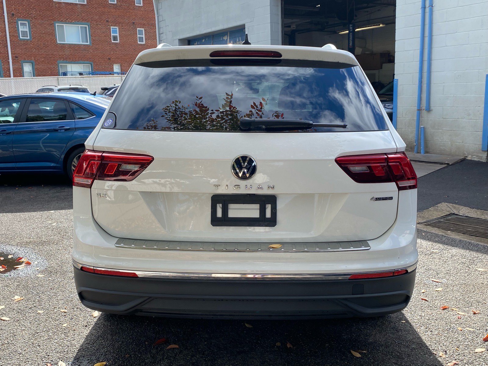 Certified 2024 Volkswagen Tiguan SE w/ Panoramic Sunroof Package AWD/4WD image 2