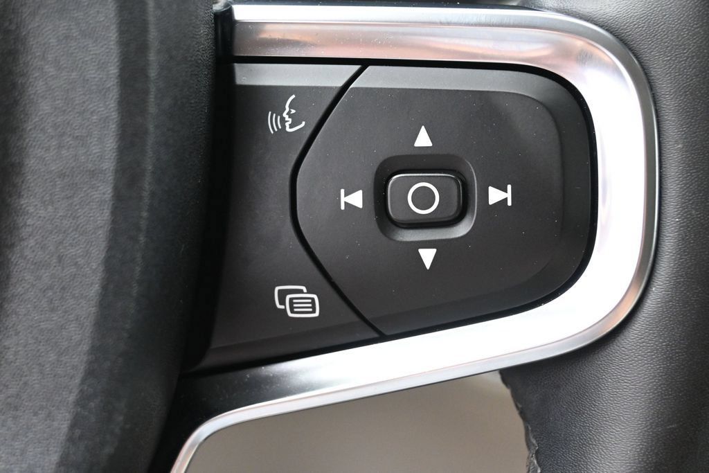 Used 2023 Volvo XC40 B5 Plus AWD/4WD image 17