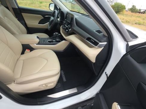 Used 2023 Toyota Highlander XLE AWD/4WD image 30