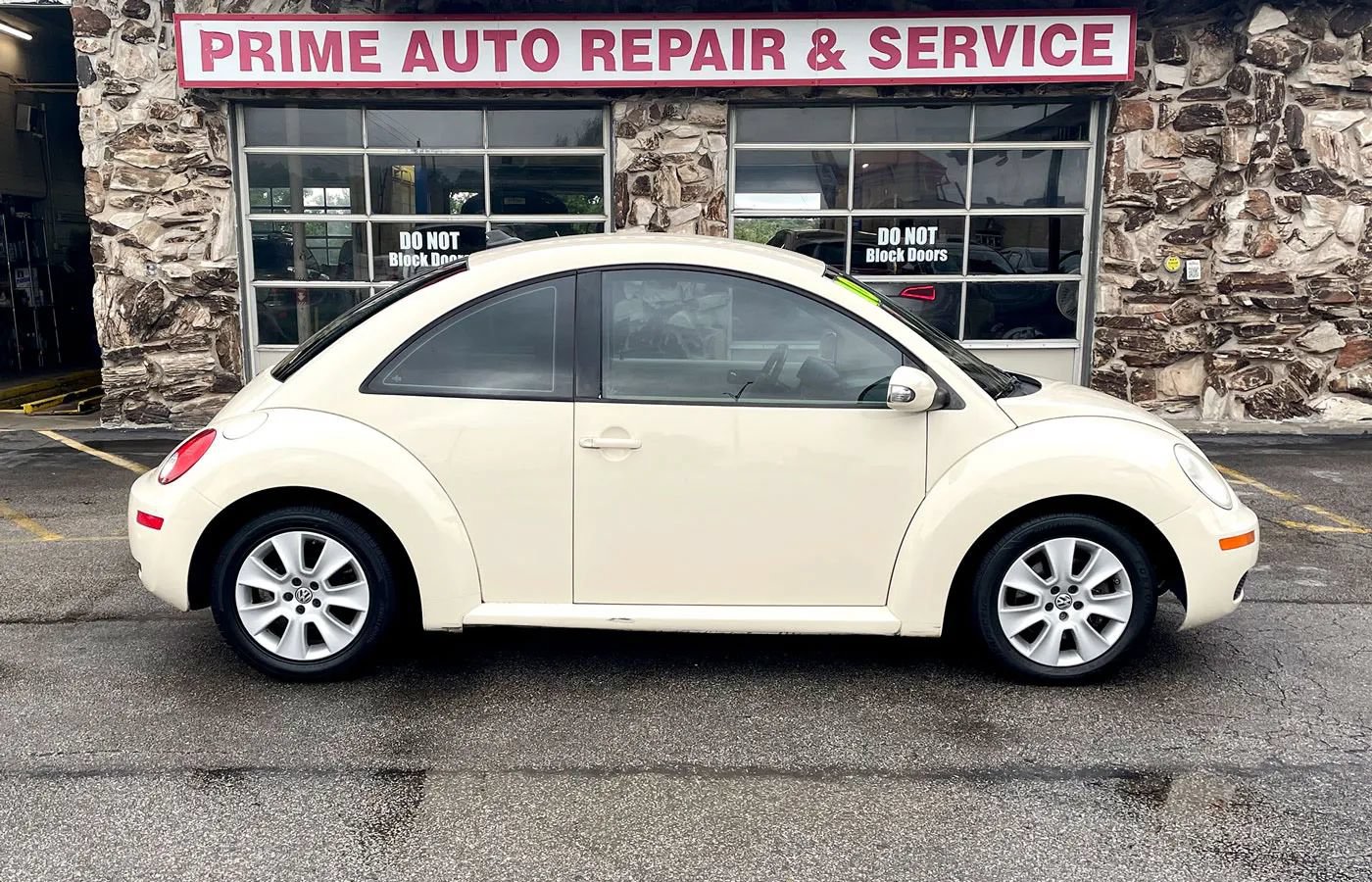 Used 2010 Volkswagen Beetle Coupe FWD image 8