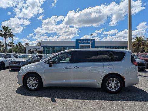 Used 2024 Chrysler Pacifica Touring-L FWD image 6