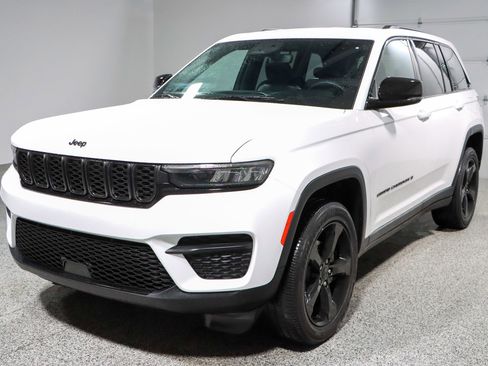 Used 2023 Jeep Grand Cherokee Altitude image 30