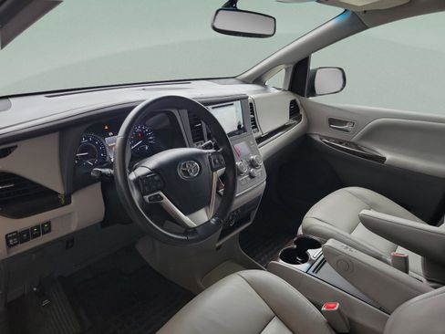 Used 2015 Toyota Sienna XLE image 25
