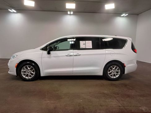 Used 2024 Chrysler Pacifica Touring-L image 6