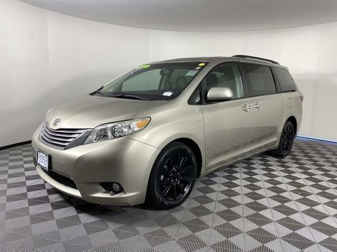 Used 2017 Toyota Sienna XLE w/ XLE Navigation Package AWD/4WD image 4