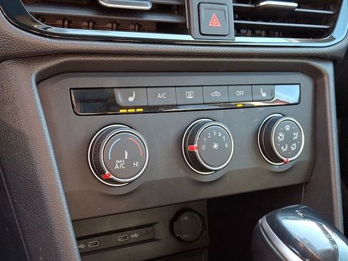 Used 2022 Volkswagen Taos SE w/ Panoramic Sunroof Package image 16