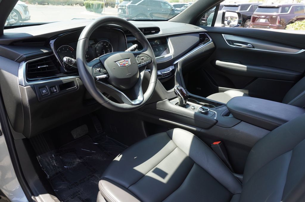 Certified 2025 Cadillac XT6 Luxury FWD image 21