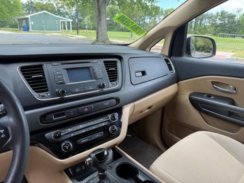 Used 2016 Kia Sedona LX FWD image 12