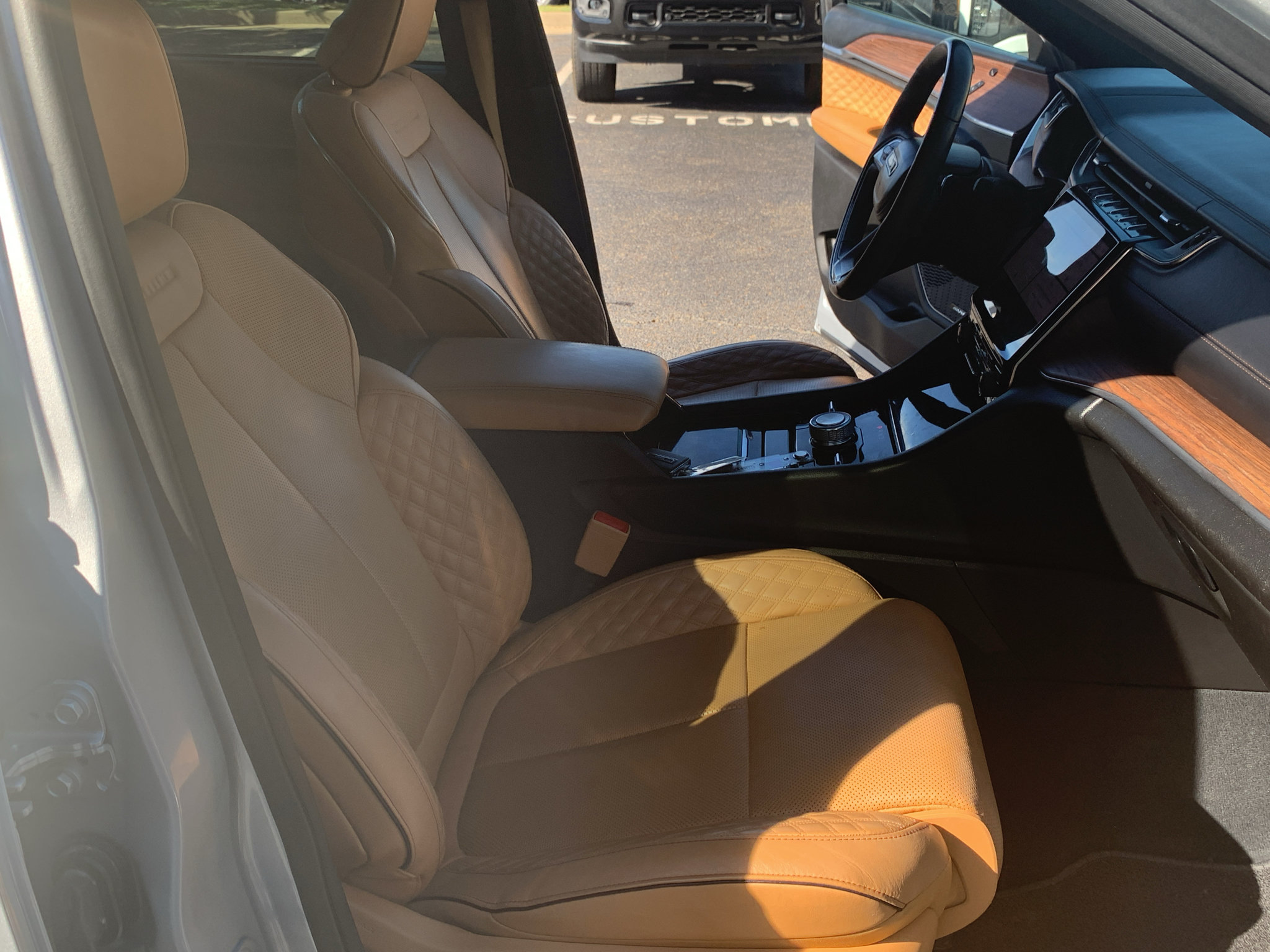 Used 2023 Jeep Grand Cherokee Summit w/ Luxury Tech Group V AWD/4WD image 14
