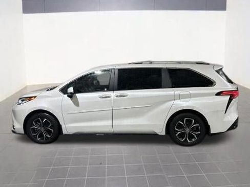 Used 2025 Toyota Sienna Platinum AWD/4WD image 3