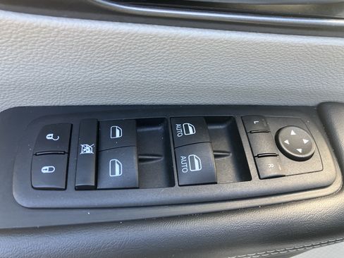Used 2023 Chrysler Pacifica Touring-L FWD image 19