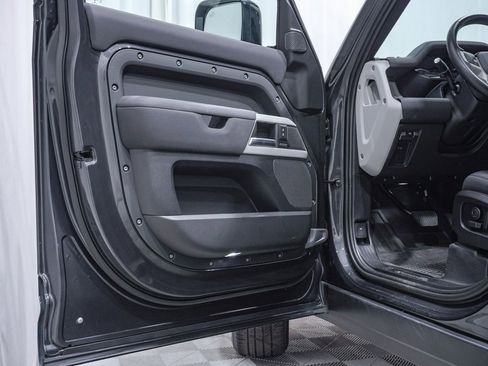 Used 2023 Land Rover Defender 110 X-Dynamic SE image 30