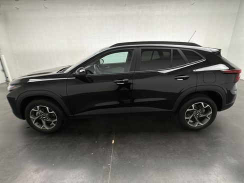 Used 2025 Chevrolet Trax LT w/ LT Convenience Package FWD image 5