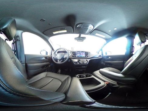 Used 2025 Chrysler Pacifica Select image 44