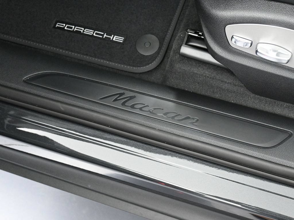 Certified 2026 Porsche Macan AWD/4WD image 16