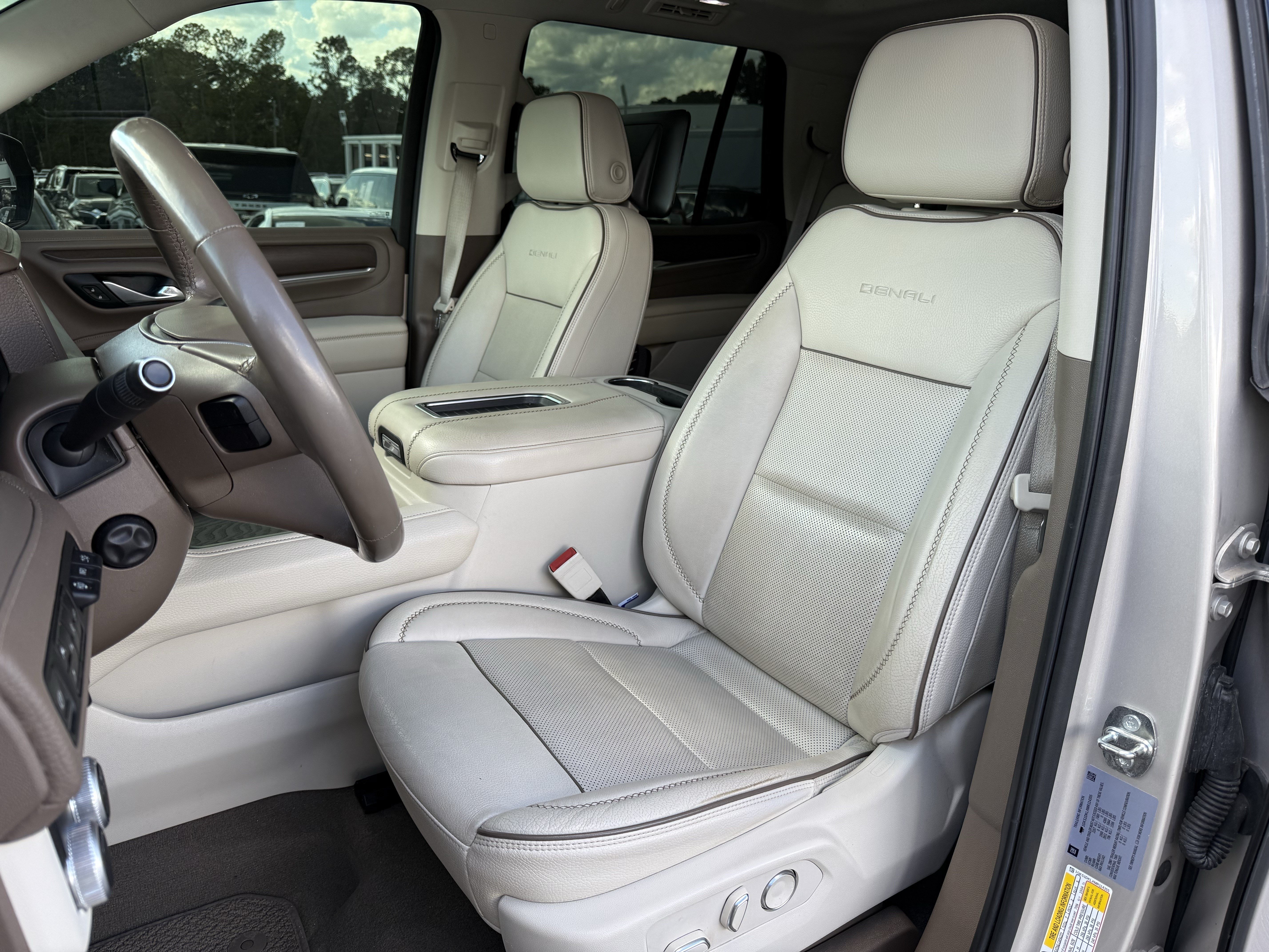 Used 2021 GMC Yukon Denali w/ Denali Premium Package RWD image 7