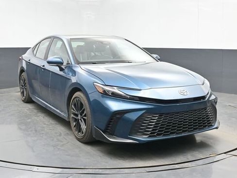 Used 2025 Toyota Camry SE image 2