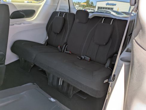 Used 2022 Chrysler Voyager LX image 15