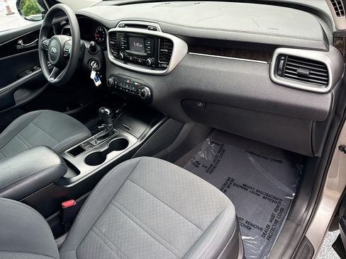 Used 2017 Kia Sorento FWD image 13