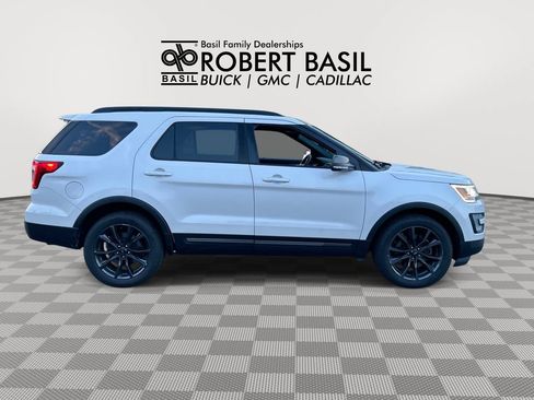Used 2017 Ford Explorer XLT w/ Equipment Group 202A AWD/4WD image 9