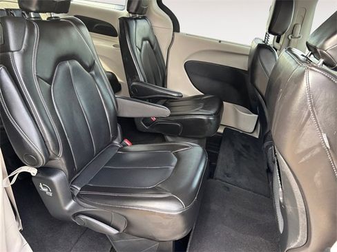 Used 2023 Chrysler Pacifica Touring-L image 15