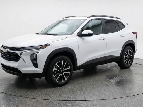 Used 2025 Chevrolet TrailBlazer LT w/ Driver Confidence Package image 3