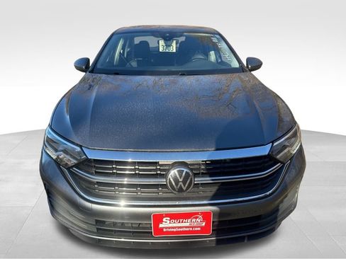 Used 2024 Volkswagen Jetta SE image 3