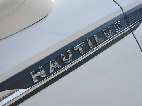 Used 2023 Lincoln Nautilus Reserve image 13