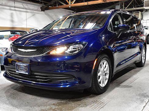 Used 2017 Chrysler Pacifica Touring FWD image 3