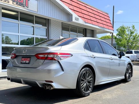 Used 2019 Toyota Camry SE image 3